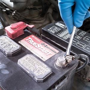 如何更换汽车电池