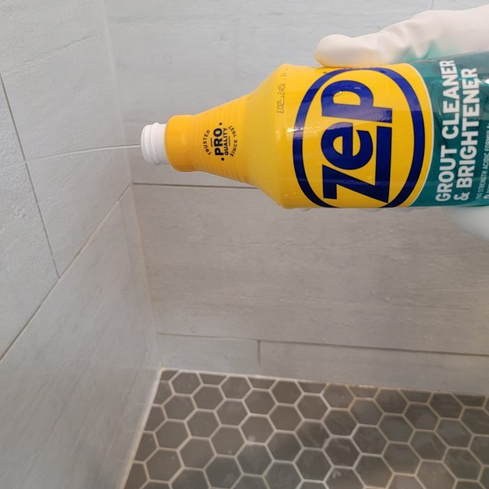 用Zep清洁剂清洁浴室瓷砖和灌浆