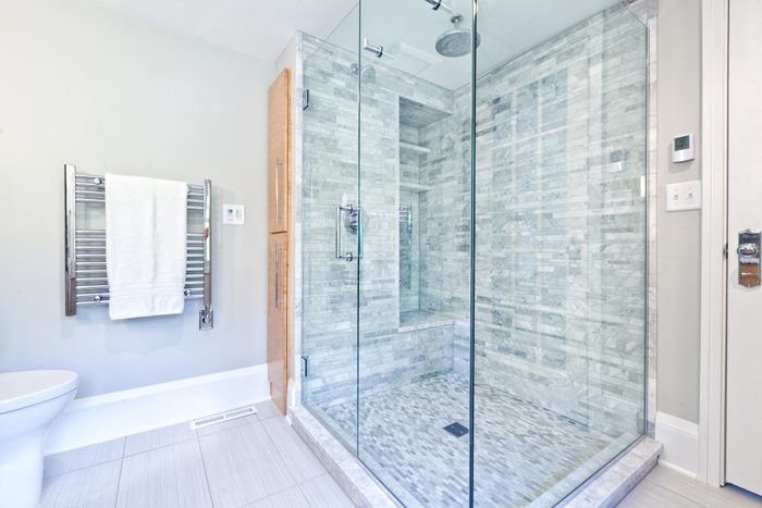 白色大理石浴室的现代豪华淋浴